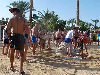 Смотрим у кого басион после шариковой бомбежки остался целее Beach Party