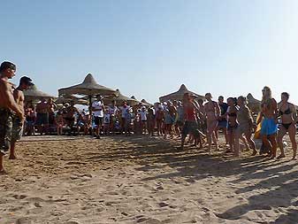 Чья команда сильнее, дружнее и горластее?! (отсчитываем - я 4я справа) Beach Party