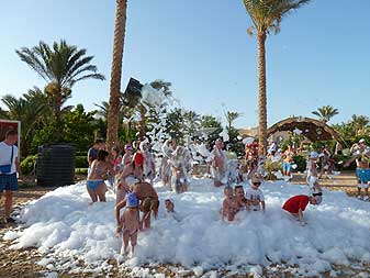 Посреди пляжа целый мыльный сугроб навалило Beach Party