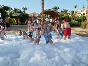 В мыльном сугробе по окончанию дискотеки Beach Party
