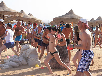 А теперь бомбим водяными шариками башню соперников (фотка с инета) Beach Party
