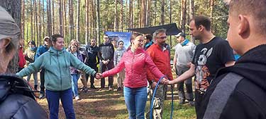 Игра. Передача обруча по кругу не разжимая рук Турслет