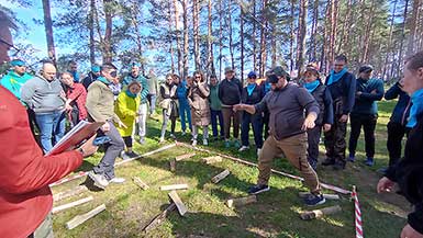 Пройти маршрут с препятствиями с завязанными глазами, слушая подсказчика Турслет