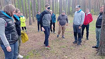 Провести мячик по лабиринту с завязанными глазами, слушая подсказки Турслет